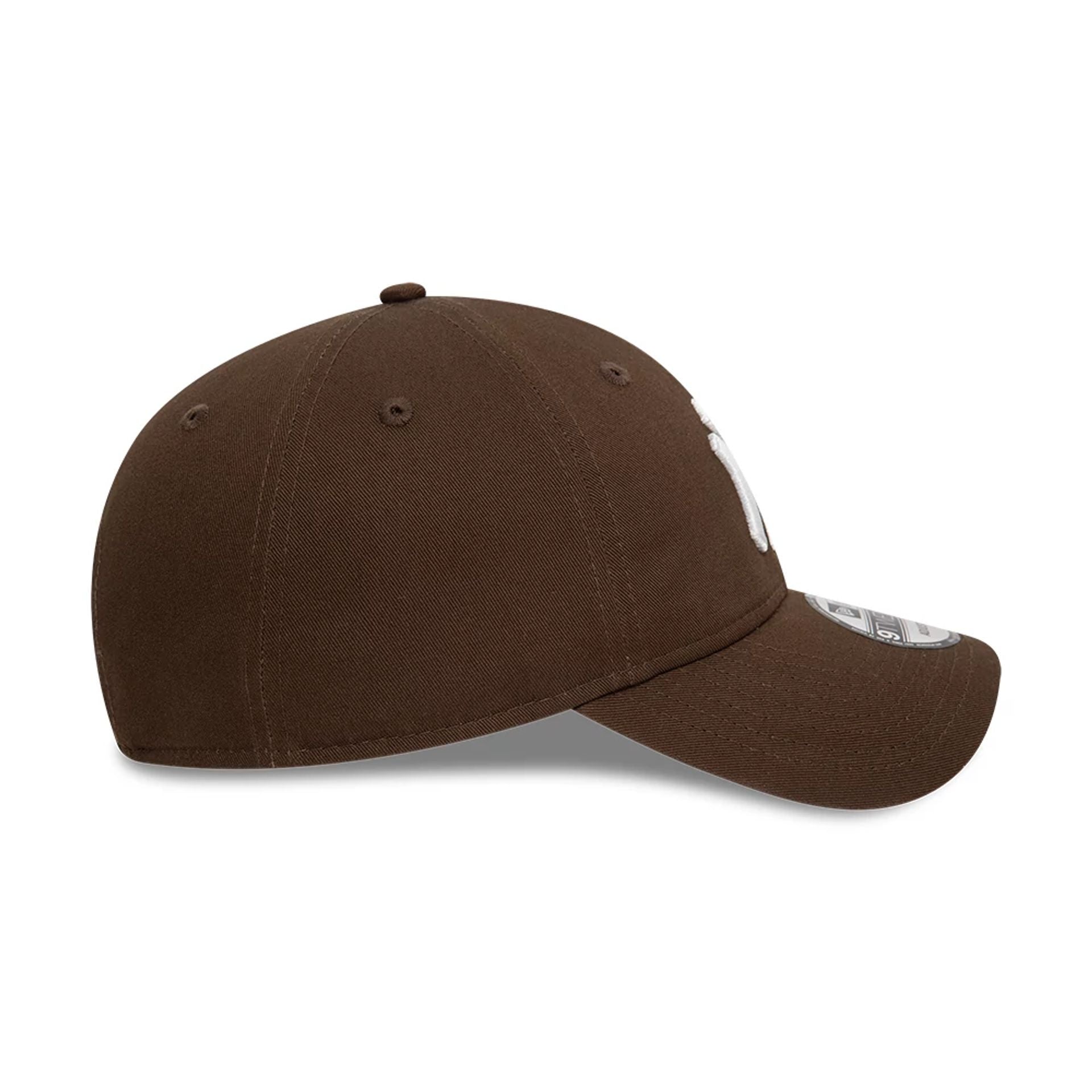 New Era New York Yankees League Essential Dark Brown 9TWENTY Adjustable Cap - Cap On