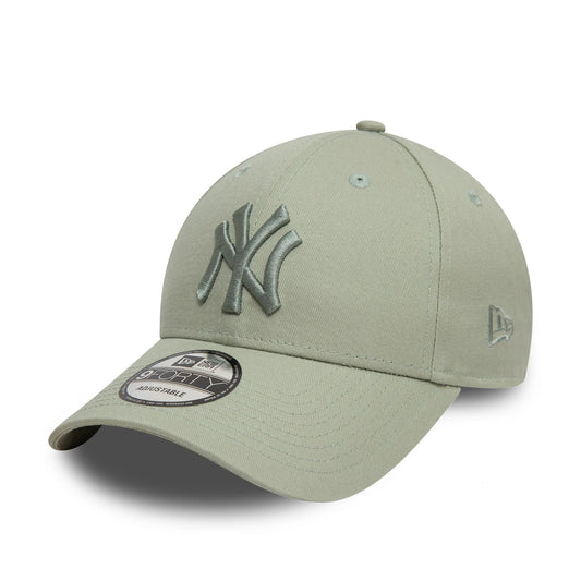 New Era New York Yankees League Essential Pastel Green 9FORTY Adjustable Cap - Cap On