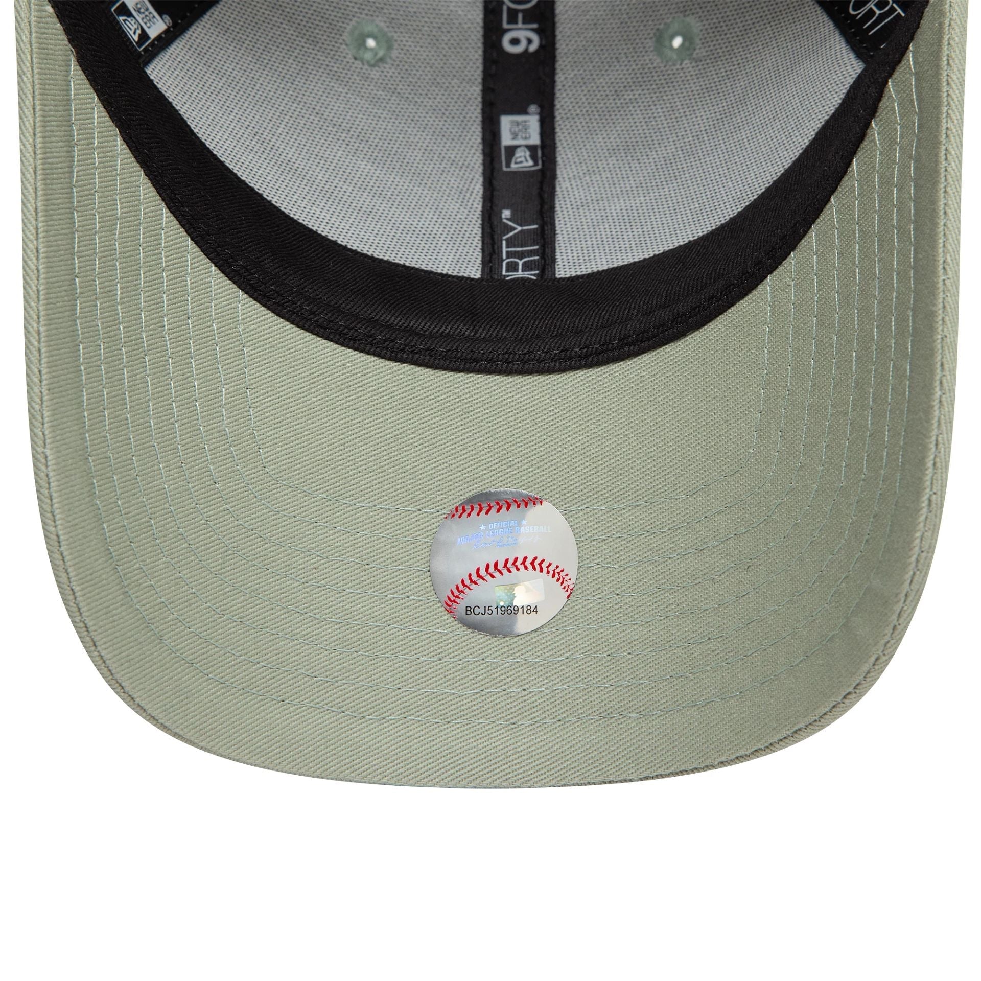 New Era New York Yankees League Essential Pastel Green 9FORTY Adjustable Cap - Cap On