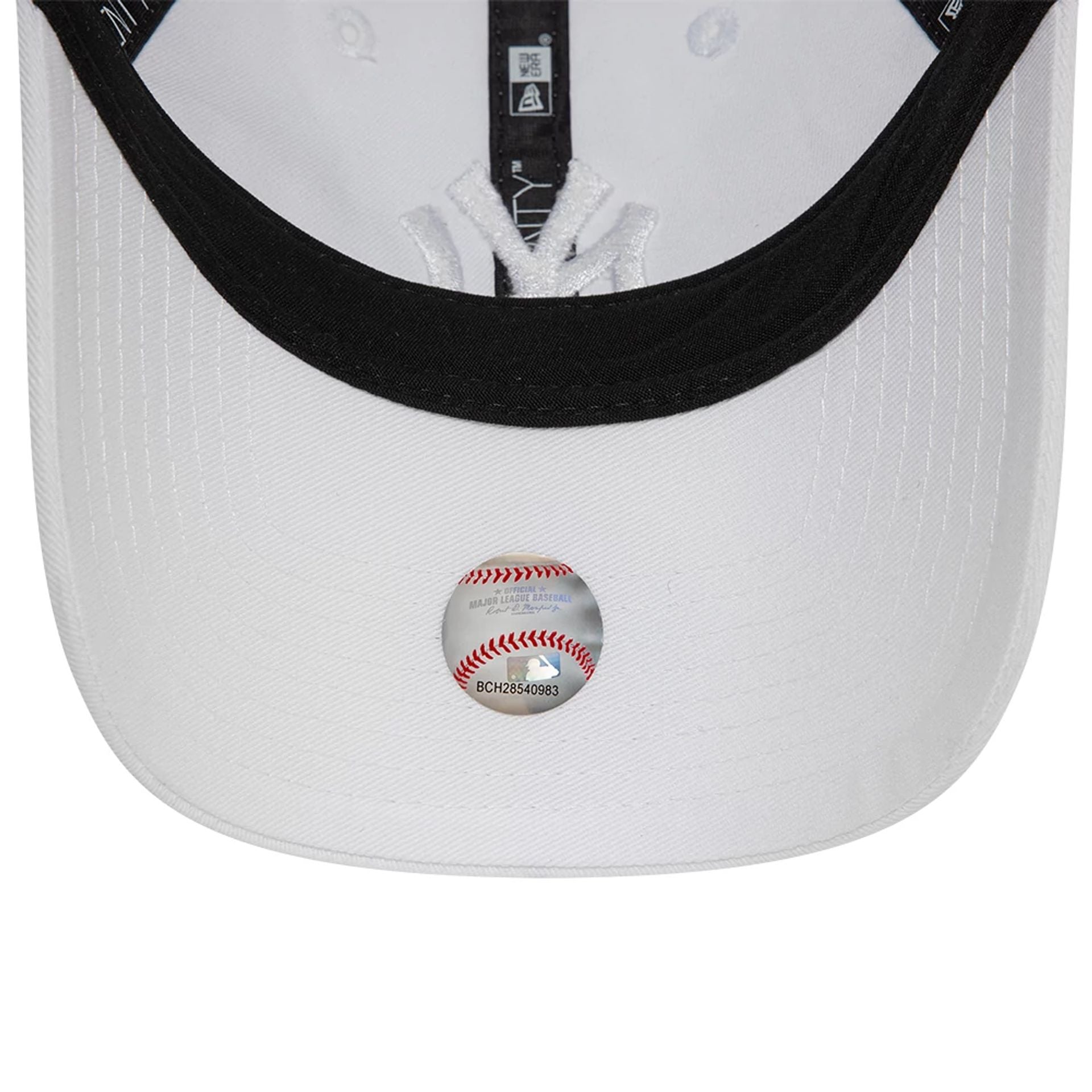 New Era New York Yankees League Essential White 9TWENTY Adjustable Cap - Cap On