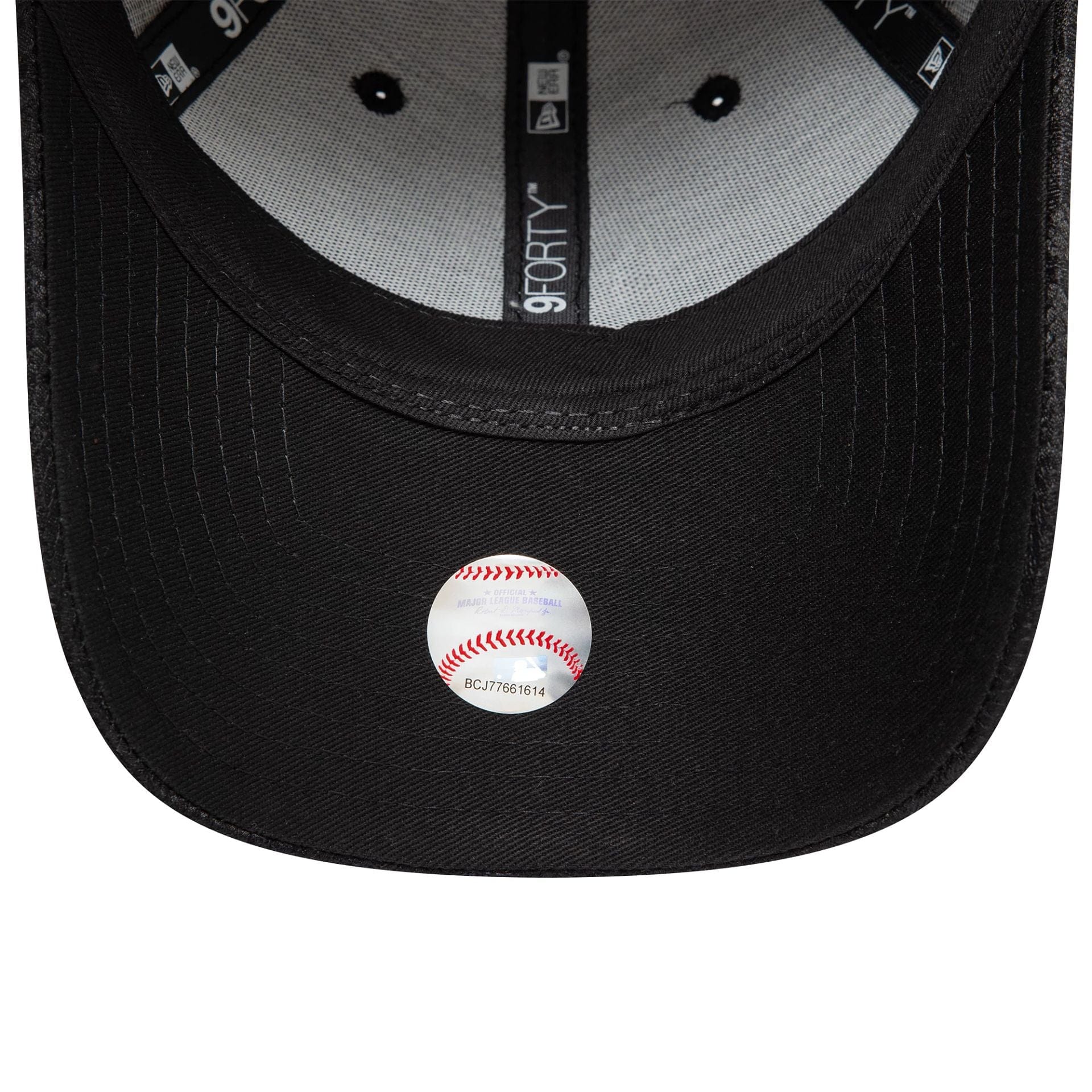 New Era New York Yankees Womens Lace Black 9FORTY Adjustable Cap - Cap On