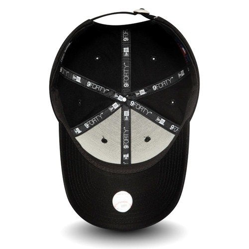 New York Yankees Essential Womens Black 9FORTY Cap - Cap On